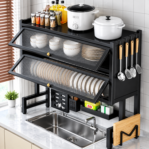 Escurridor de platos de dos niveles sobre fregadero, con organizador para platos, utensilios de cocina, esponjas y tabla de cortar, diseño moderno en color negro.